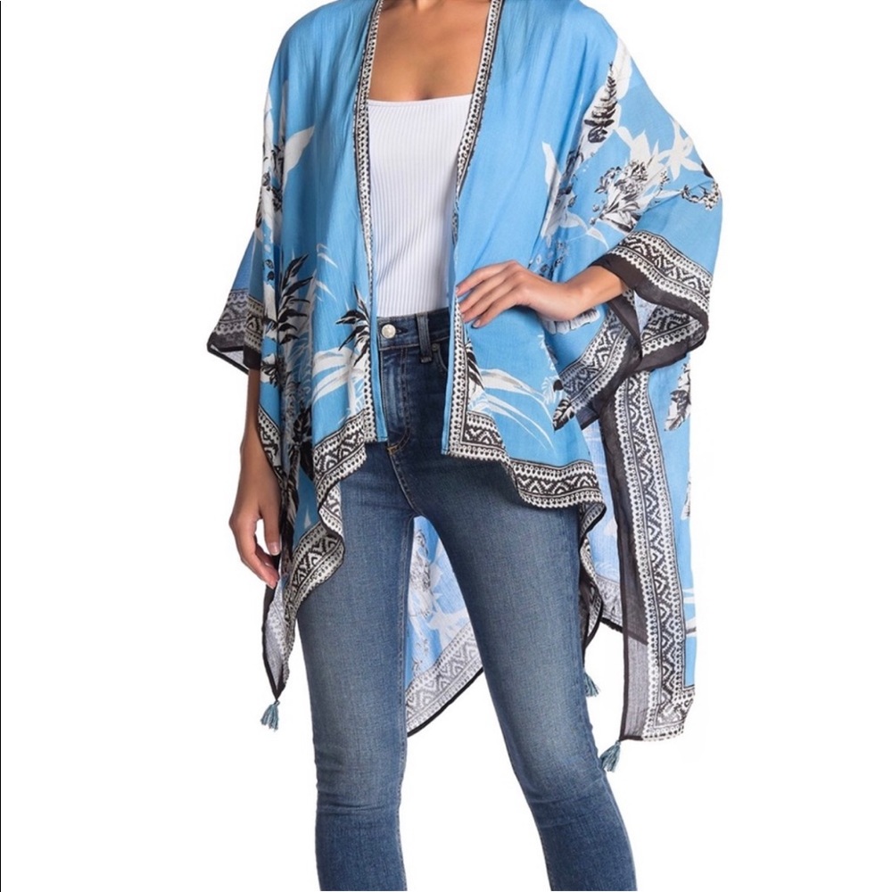 Vince Camuto banana border print tassel kimono top